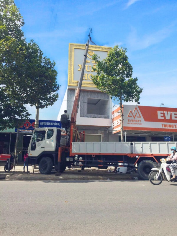 Thi Công Bảng Alu Chữ Vàng Gương LED Hắt Chân | Tiệm Vàng Xuân Hoa